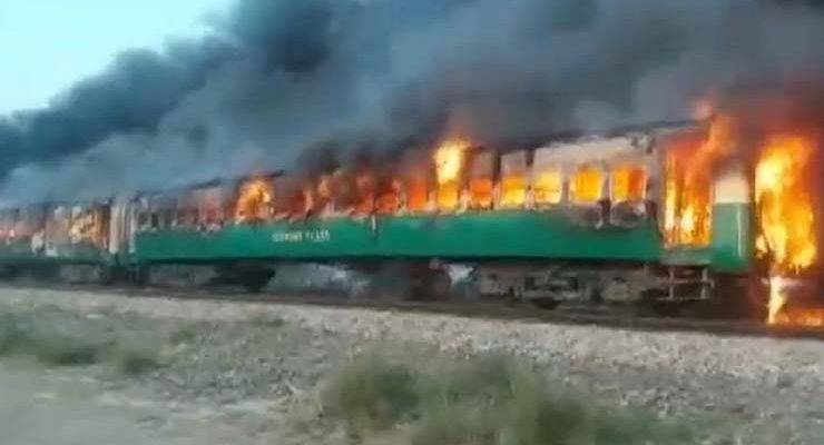 Explosão e incêndio em trem no Paquistão — Foto: Asghar Bhawalpuri / via Reuters TV.