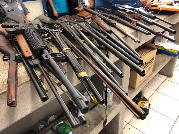 Arsenal encontrado na casa do suspeito de tentar matar a esposa em Mogi Mirim — Foto: Luis Corvini/EPTV.