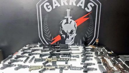 Defesa de suspeito de ser um dos chefes da mílicia quer tornar nula apreensão de armas em casa da família, alegando que não havia ordem judicial para polícia entrar no imóvel — Foto: Polícia Militar/Divulgação.