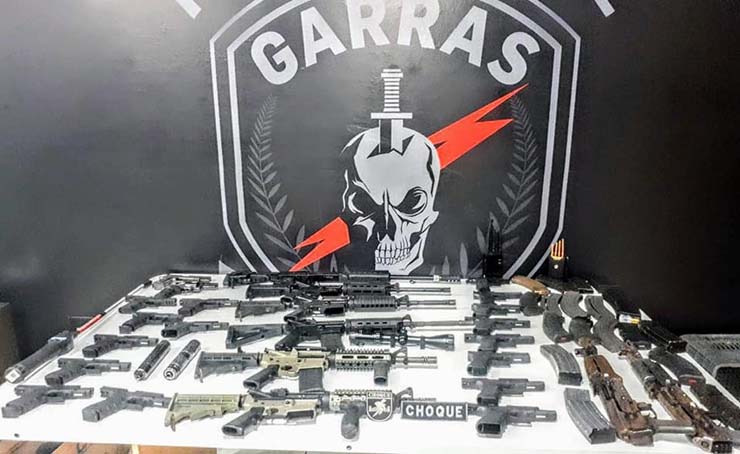 Defesa de suspeito de ser um dos chefes da mílicia quer tornar nula apreensão de armas em casa da família, alegando que não havia ordem judicial para polícia entrar no imóvel — Foto: Polícia Militar/Divulgação.
