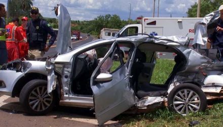 Carro onde as vítimas estavam ao cruzar trevo de Nova Granada — Foto: João Selare/TV TEM