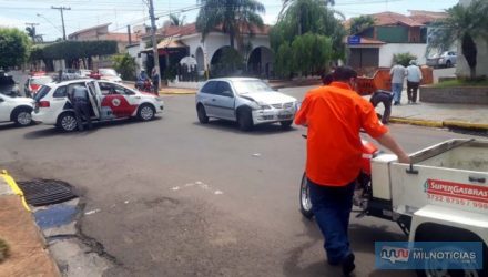 Colega de serviço da vítima ajuda a retirar do meio da rua a moto/carreta envolvida no acidente. Foto: MANOEL MESSIAS/Agência