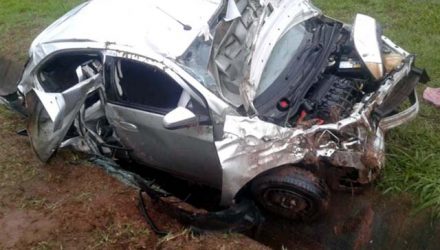 Veículo GM Onix, na cor prata, dirigido pela assessora andradinense ficou totalmente destruído apos o acidente. Fotos: DIVULGAÇÃO
