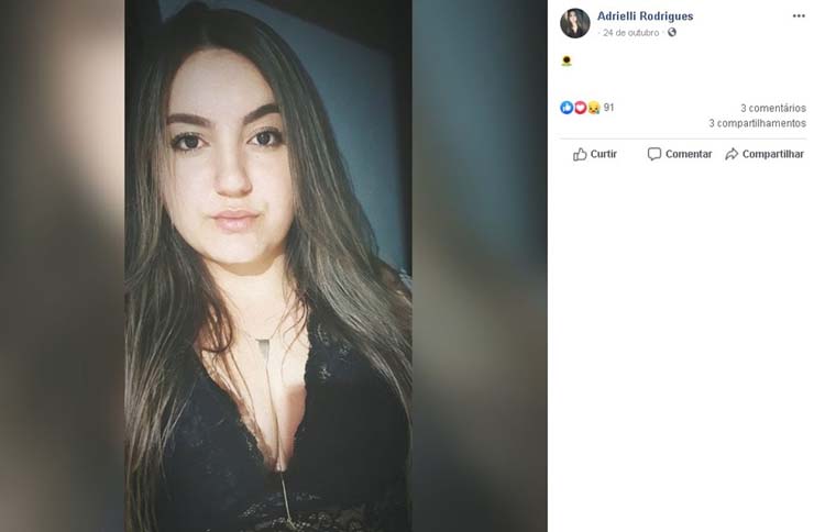 Jovem de 22 anos foi baleada quando passava de motocicleta em uma rua do centro de São Manuel — Foto: Facebook/ reprodução.