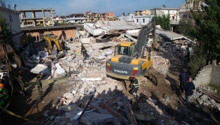 Equipes de resgate procuram vítimas em um prédio destruído após forte terremoto em Durres, na Albânia, em imagem de arquivo — Foto: Visar Kryeziu/AP.