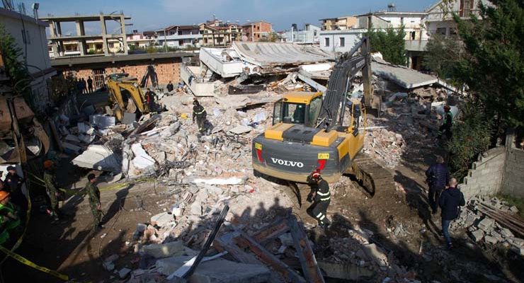 Equipes de resgate procuram vítimas em um prédio destruído após forte terremoto em Durres, na Albânia, em imagem de arquivo — Foto: Visar Kryeziu/AP.