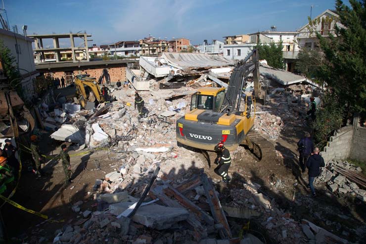 Equipes de resgate procuram vítimas em um prédio destruído após forte terremoto em Durres, na Albânia, em imagem de arquivo — Foto: Visar Kryeziu/AP.