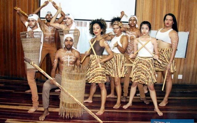 Apresentações do Projeto Nasce, Guri, Grupo Reborn Dance Studio e do violinista nigeriano, Eusebius Chika. Foto: Secom/Prefeitura