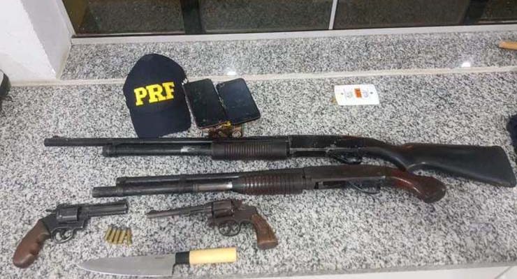 Armas apreendidas durante ação da PRF — Foto: PRF/Divulgação.