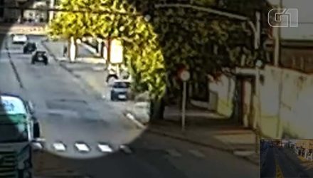 Motorista sobe na guia e atropela duas pessoas na Vila Rubens, em Mogi. — Foto: Reprodução/Ciemp.