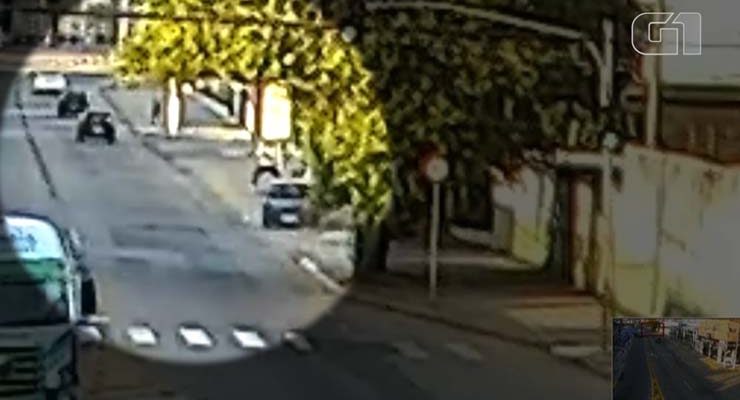 Motorista sobe na guia e atropela duas pessoas na Vila Rubens, em Mogi. — Foto: Reprodução/Ciemp.