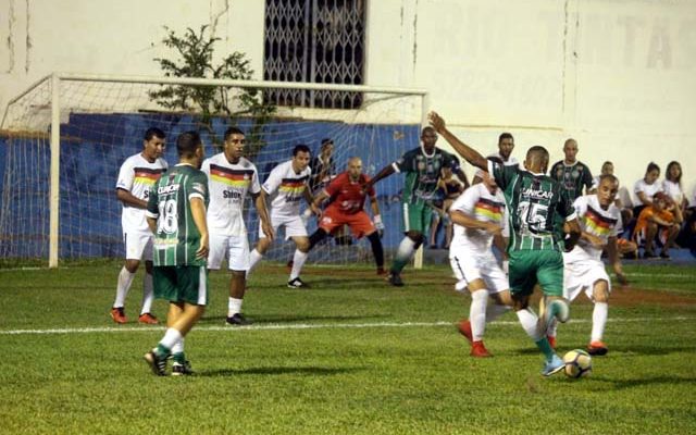 Guarani (verde), venceu por 2 a 0 a revelação da competição, Atlético Maneiro (branco). Foto: MANOEL MESSIAS/Agência
