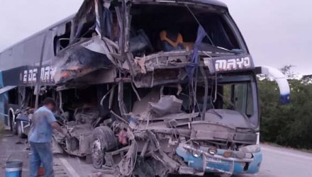 Cinco pessoas morrem após ônibus bater em caminhão parado na estrada Bioceânica, na Bolívia. — Foto: Diário Corumbaense.