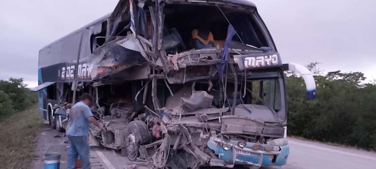 Cinco pessoas morrem após ônibus bater em caminhão parado na estrada Bioceânica, na Bolívia. — Foto: Diário Corumbaense.