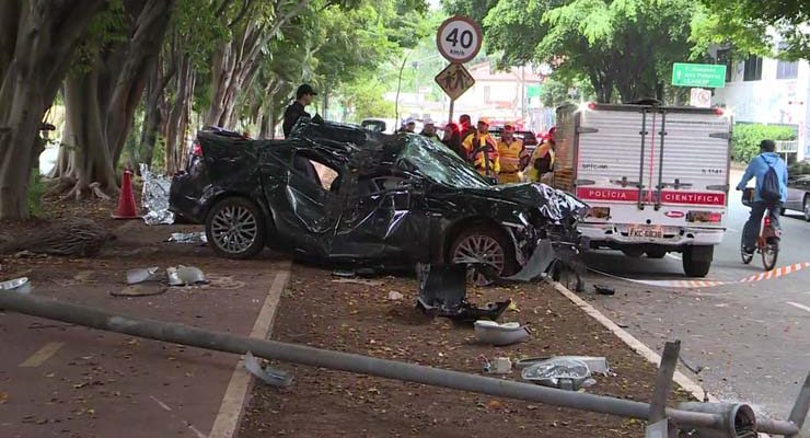 Acidente de carro na Avenida Faria Lima deixou um homem morto na madrugada desta sexta-feira (29) — Foto: Reprodução/TV Globo.