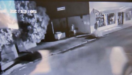 Câmera registra dupla entrando e saindo da casa de idoso encontrado morto e amarrado após assalto em Bariri — Foto: TV TEM/Reprodução.