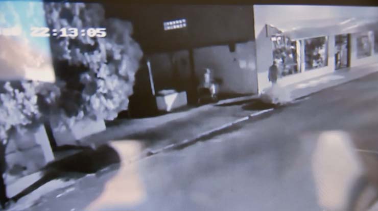Câmera registra dupla entrando e saindo da casa de idoso encontrado morto e amarrado após assalto em Bariri — Foto: TV TEM/Reprodução.