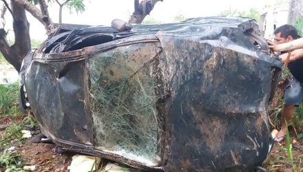 Carro capotou em rodovia — Foto: Deletran/Divulgação.
