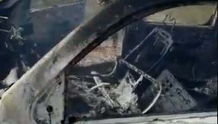 Imagem de carro queimado no norte do México — Foto: Reprodução/Twitter.