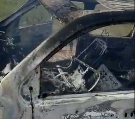 Imagem de carro queimado no norte do México — Foto: Reprodução/Twitter.