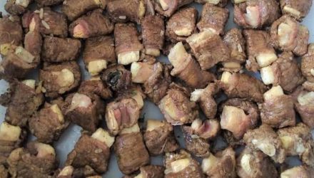 Cocaína e haxixe foram encontrados enrolados em carne em Bernardino de Campos (SP) — Foto: SAP/Divulgação.