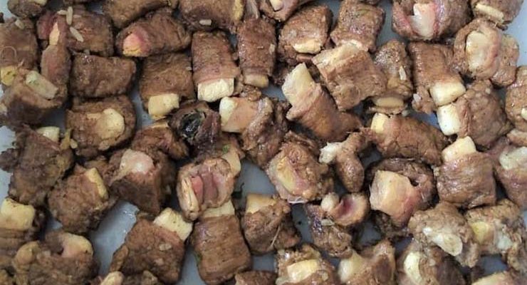 Cocaína e haxixe foram encontrados enrolados em carne em Bernardino de Campos (SP) — Foto: SAP/Divulgação.