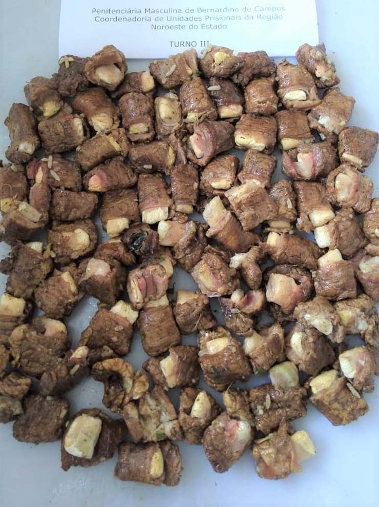 Cocaína e haxixe foram encontrados enrolados em carne em Bernardino de Campos (SP) — Foto: SAP/Divulgação.