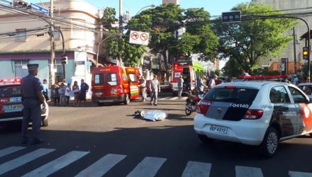 Mulher que teve a cabeça esmagada no atropelamento pelo ônibus morreu no local do acidente — Foto: Ariane Flores/TV TEM.