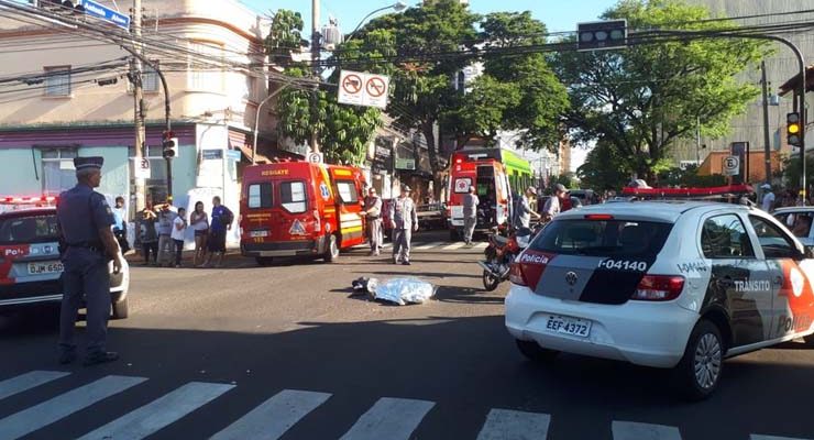 Mulher que teve a cabeça esmagada no atropelamento pelo ônibus morreu no local do acidente — Foto: Ariane Flores/TV TEM.