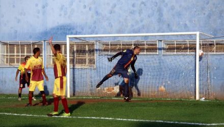Primeiro gol do Guaporé Associados foi um belo chute de fora da área. Foto: MANOEL MESSIAS/Agência