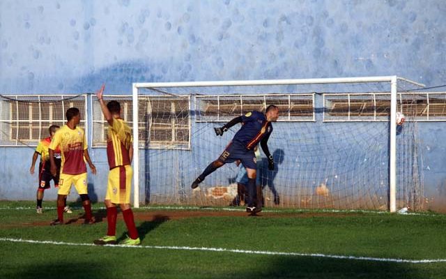 Primeiro gol do Guaporé Associados foi um belo chute de fora da área. Foto: MANOEL MESSIAS/Agência