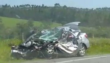 Carro ficou destruído após colisão em rodovia de Guareí (SP) — Foto: Arquivo Pessoal.