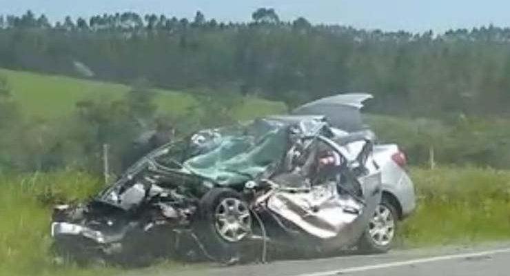 Carro ficou destruído após colisão em rodovia de Guareí (SP) — Foto: Arquivo Pessoal.
