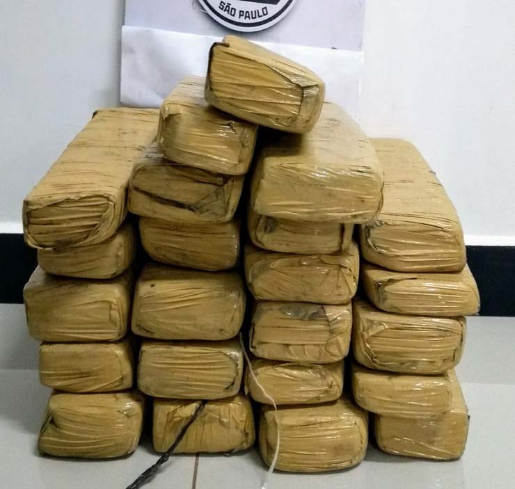 Homem é preso ao ser flagrado com tijolos de maconha em ônibus, em Avaré — Foto: Polícia Rodoviária/Divulgação.