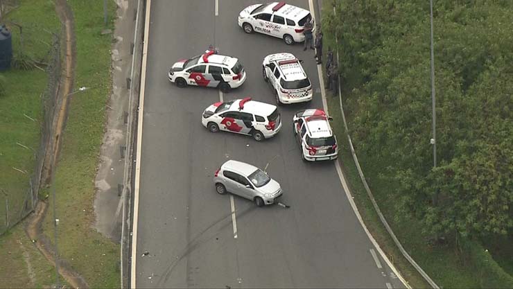 Homem morreu após troca de tiros com policiais militares na manhã desta quinta-feira (7) no Rodoanel Mário Covas — Foto: Reprodução/TV Globo.