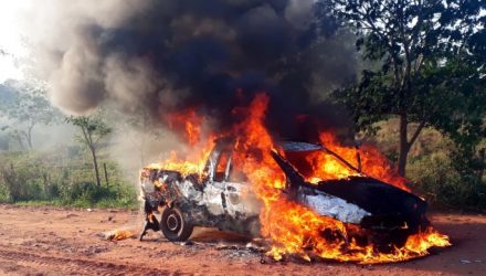 Picape Fiat Strada ficou completamente destruída no incêndio. Fotos: MANOEL MESSIAS/Agência