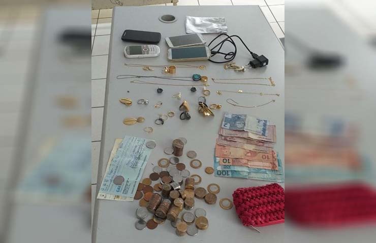 Homem é preso suspeito de furtar joias e celulares de casa em Marília — Foto: Polícia Militar/Divulgação.