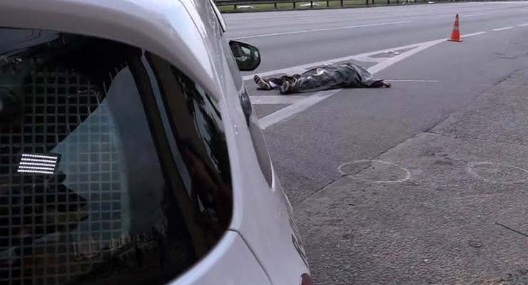 Corpo de jovem suspeito de assalto aguarda perícia na Rodovia Anchieta — Foto: Reprodução/TV Globo.