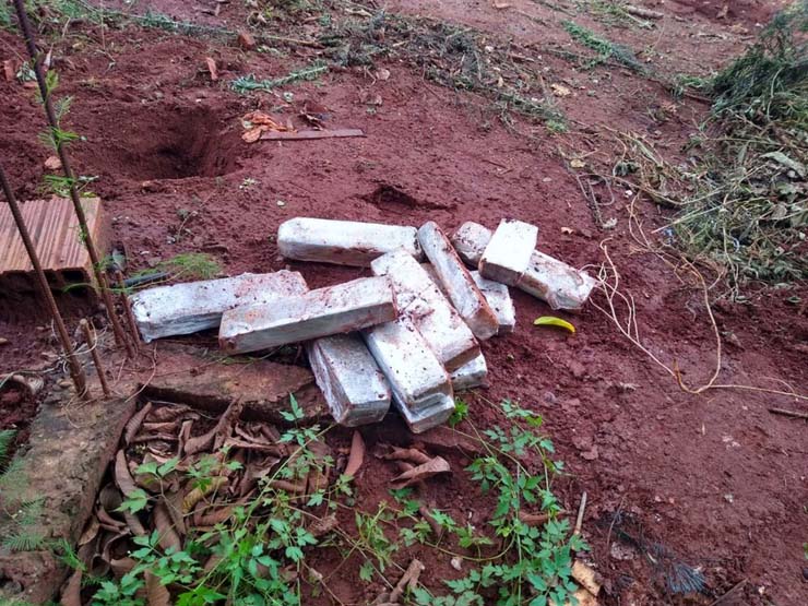 Em um dos endereços, a polícia teve ajuda de cães farejadores para encontrar a droga — Foto: 10° BPM/Divulgação.