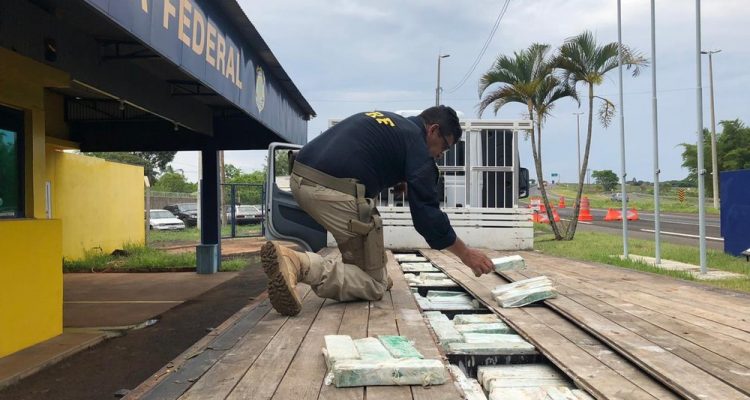 Polícia Rodoviária Federal apreende grande quantidade de maconha em rodovia de Ourinhos — Foto: Diogo Nolasco/TV TEM.