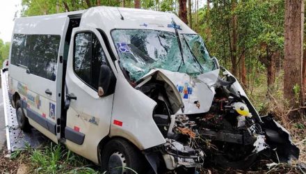 PRF explicou que o micro-ônibus foi o único veículo envolvido no acidente — Foto: Alessandro Bacheti/TV Gazeta.