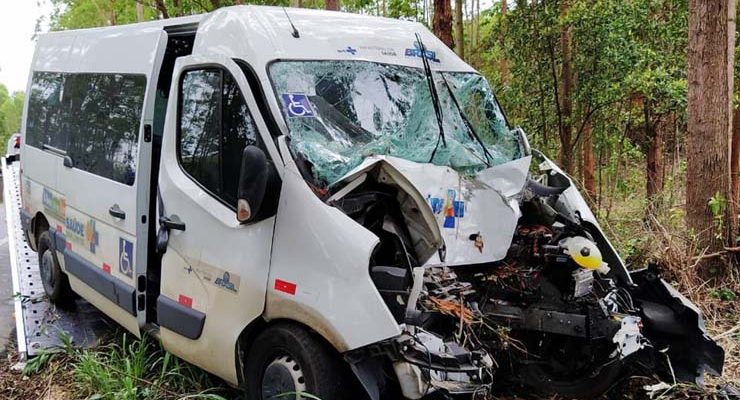 PRF explicou que o micro-ônibus foi o único veículo envolvido no acidente — Foto: Alessandro Bacheti/TV Gazeta.
