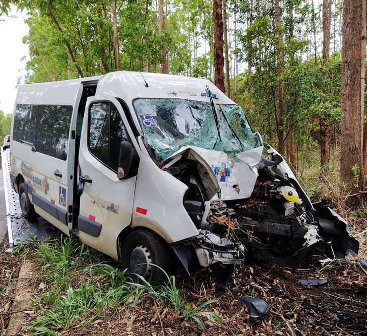 PRF explicou que o micro-ônibus foi o único veículo envolvido no acidente — Foto: Alessandro Bacheti/TV Gazeta.