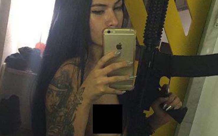 Investigada em Bebedouro, SP, a modelo Gabriela Sara Vasconcelos Assunção, de 19 anos, ostenta fuzil em foto — Foto: Reprodução.