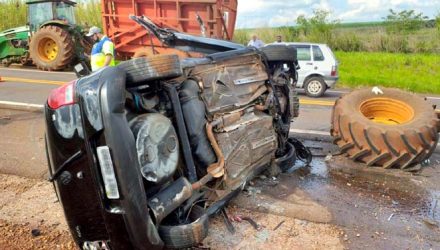 Com a batida, roda do trator se desprendeu e mulher que dirigia o carro morreu no local do acidente, em rodovia de Macatuba — Foto: Arquivo pessoal.