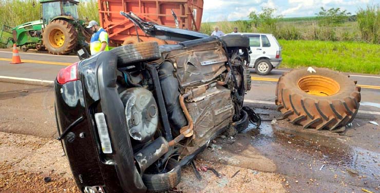 Com a batida, roda do trator se desprendeu e mulher que dirigia o carro morreu no local do acidente, em rodovia de Macatuba — Foto: Arquivo pessoal.