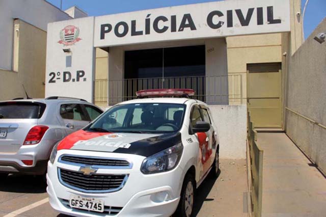 Um dos presos foi encaminhado ao 2º DP e depois recolhido á carceragem do plantão policial, até ser enviado para Ilha solteira. Foto: MANOEL MESSIAS/Agência