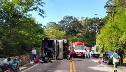 Ônibus tombou e deixou mortos e feridos em São Sebastião — Foto: Ocorrência 24h Portinari/Divulgação.