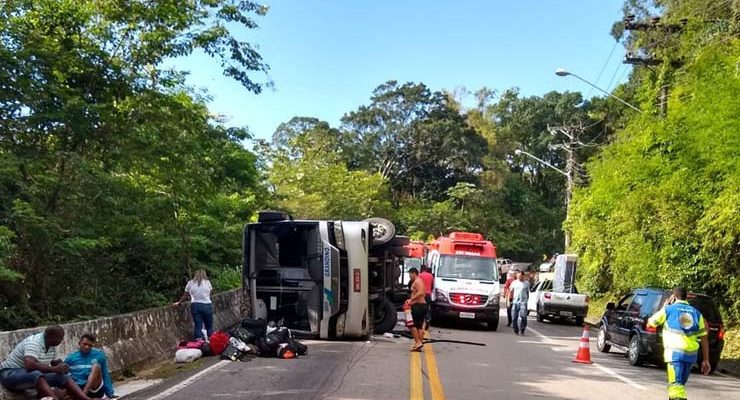 Ônibus tombou e deixou mortos e feridos em São Sebastião — Foto: Ocorrência 24h Portinari/Divulgação.