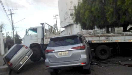 Após batida com veículo tipo SUV, caminhão atingiu outro carro que estava estacionado: sem feridos — Foto: Arquivo pessoal